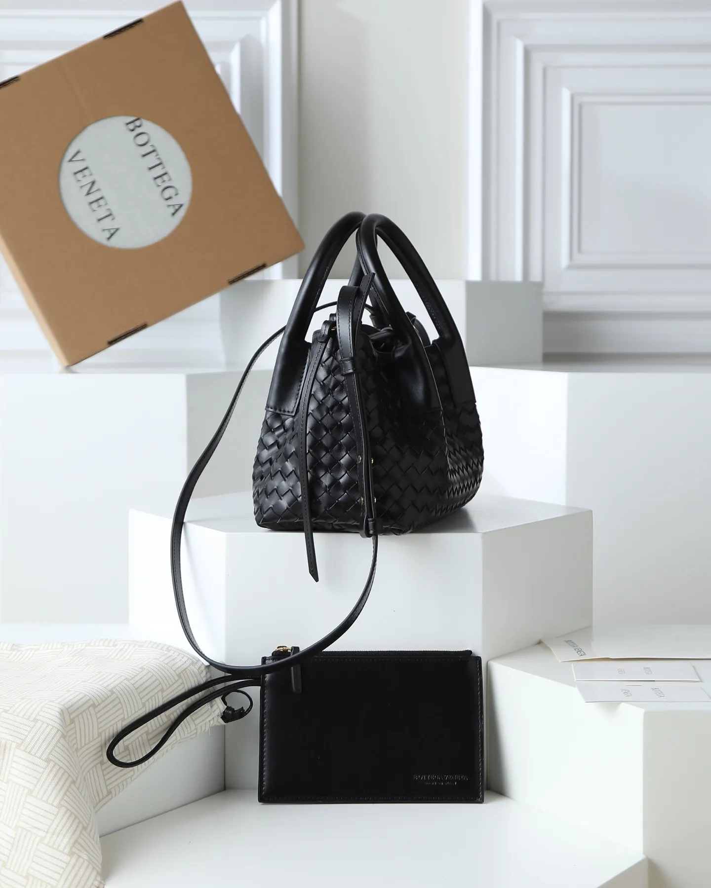 1000. BOTTEGA VENETA's 2025 new product pinacoteca has super soft leather, and the weaving function, practicality and relaxed fashion sense have not been lost ❤️‍🔥Amway is a must-have bag for sisters when going out. The size also accurately meets the commuting needs of urban beauties, and it can fit everything! ! ! 🔥The capacity should not be underestimated~ It doesn’t pick the person, the occasion, or the occasion. With its majestic curved outline, exquisite woven texture, delicate edges and rounded handles, this woven vegetable basket bag truly achieves the goal of “dressing up and being fashionable without getting in the way”~ Are you interested in Jimei? Style number: 819004 Size: 24*15*12cm